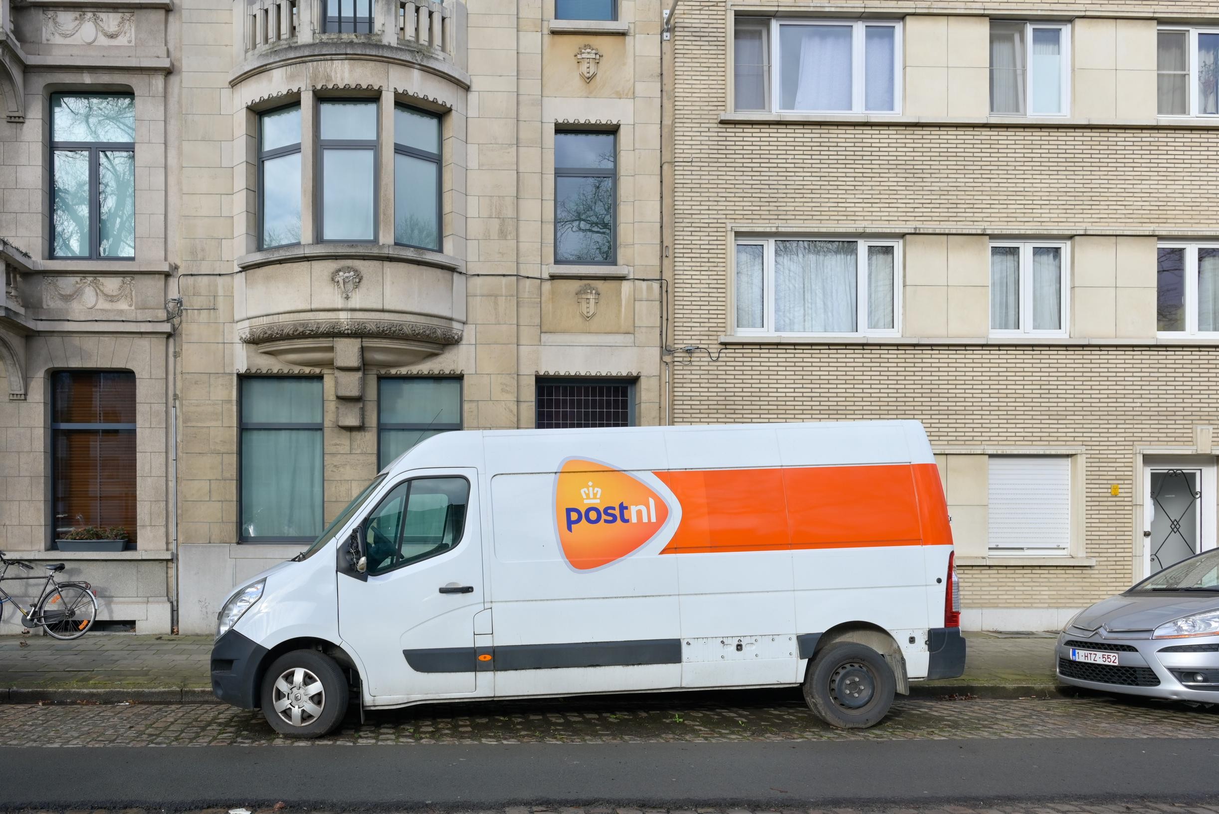Nine arrested in police raid on three PostNL locations: two depots sealed (Inland)