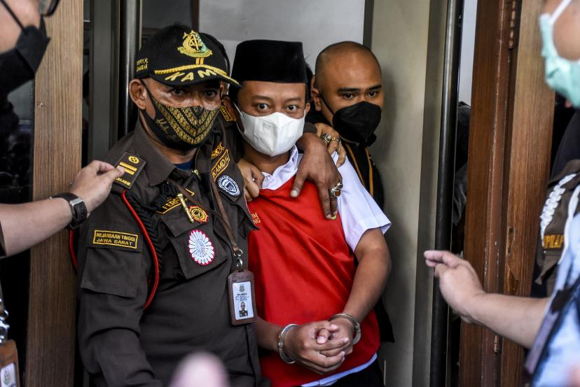 Seorang kepala sekolah telah dijatuhi hukuman mati karena memperkosa setidaknya 13 siswi di Indonesia dan membawa delapan anak