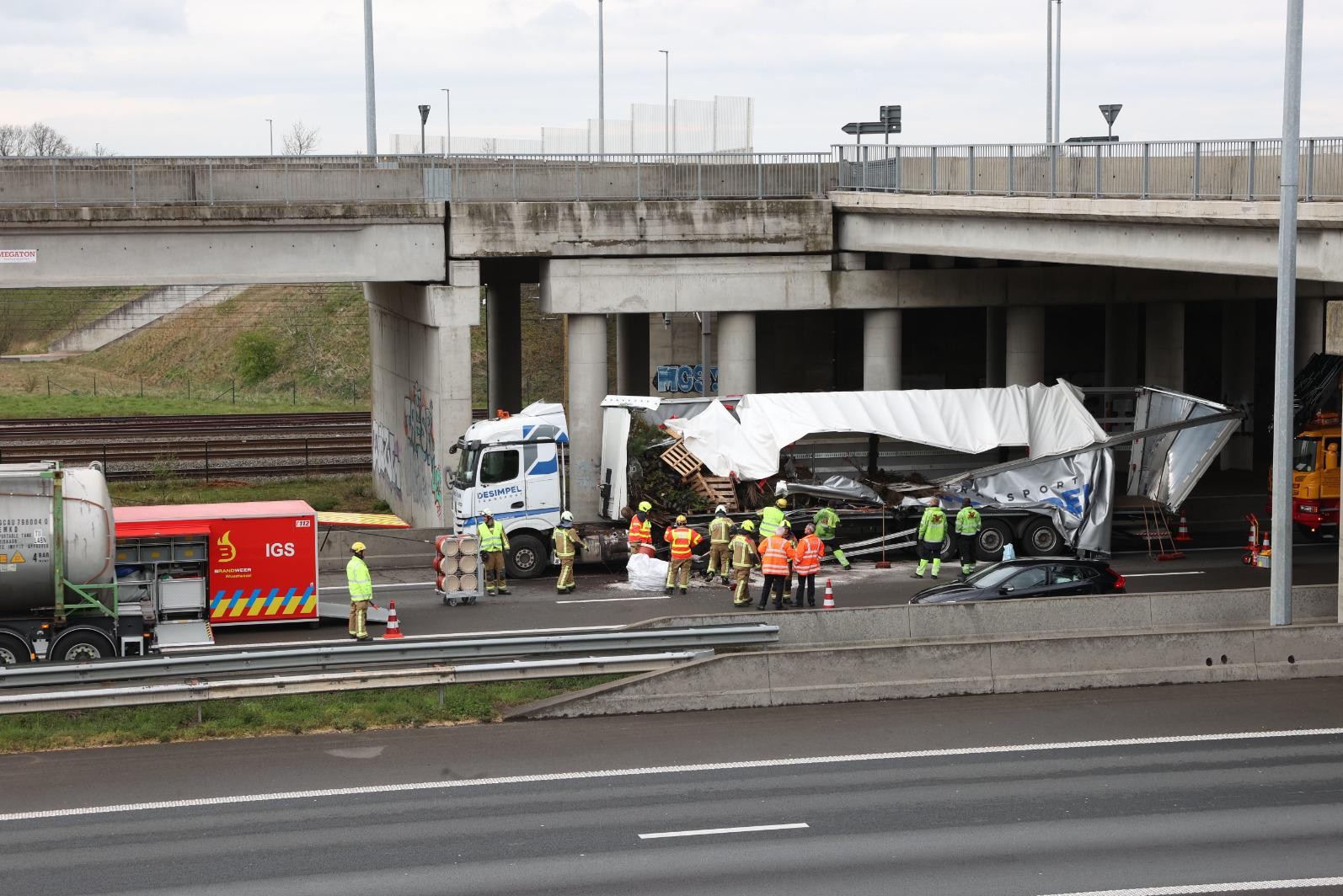 Aanrijding Op E19 Zorgt Voor Lange File Richting Nederland: Zijkant ...