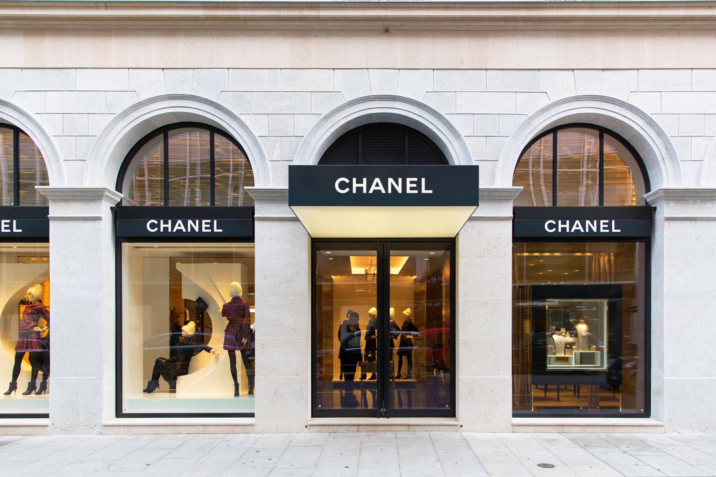 Chanel non vende più ai russi in nessuna parte del mondo, facendo arrabbiare gli influencer: “Non mi venderanno una borsa perché vengo dalla Russia!”