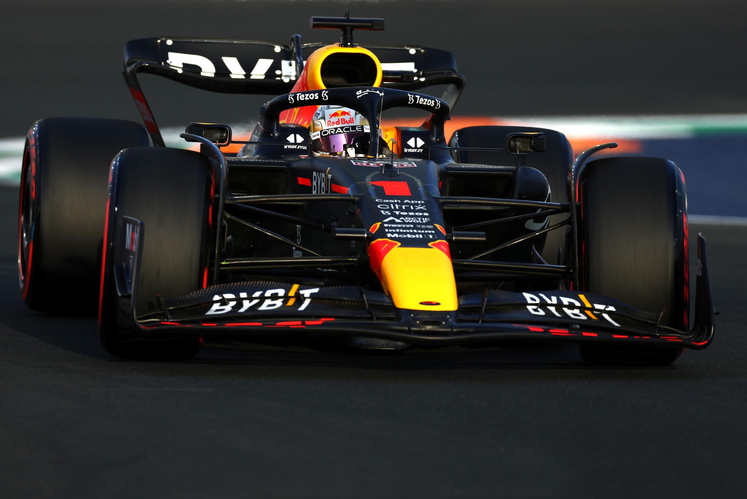 Beginner boeket Wens Red Bull F1-bolide is 'overgewicht' kwijt: “Max Verstappen vocht met een  mes, Charles Leclerc met een pistool” | Het Nieuwsblad Mobile