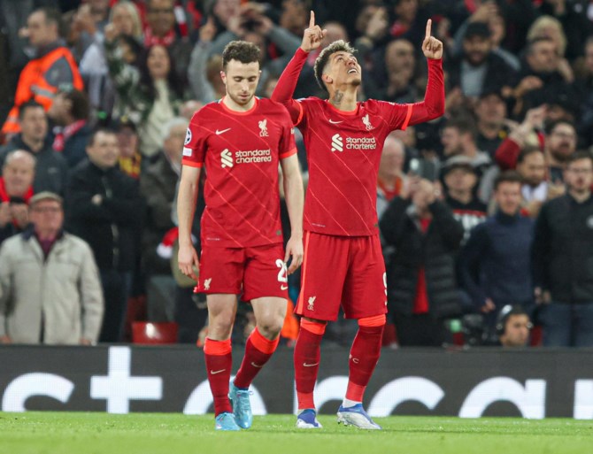 Liverpool maakt het zichzelf moeilijker dan nodig tegen Benfica, maar zit wel in de halve finale van de Champions League