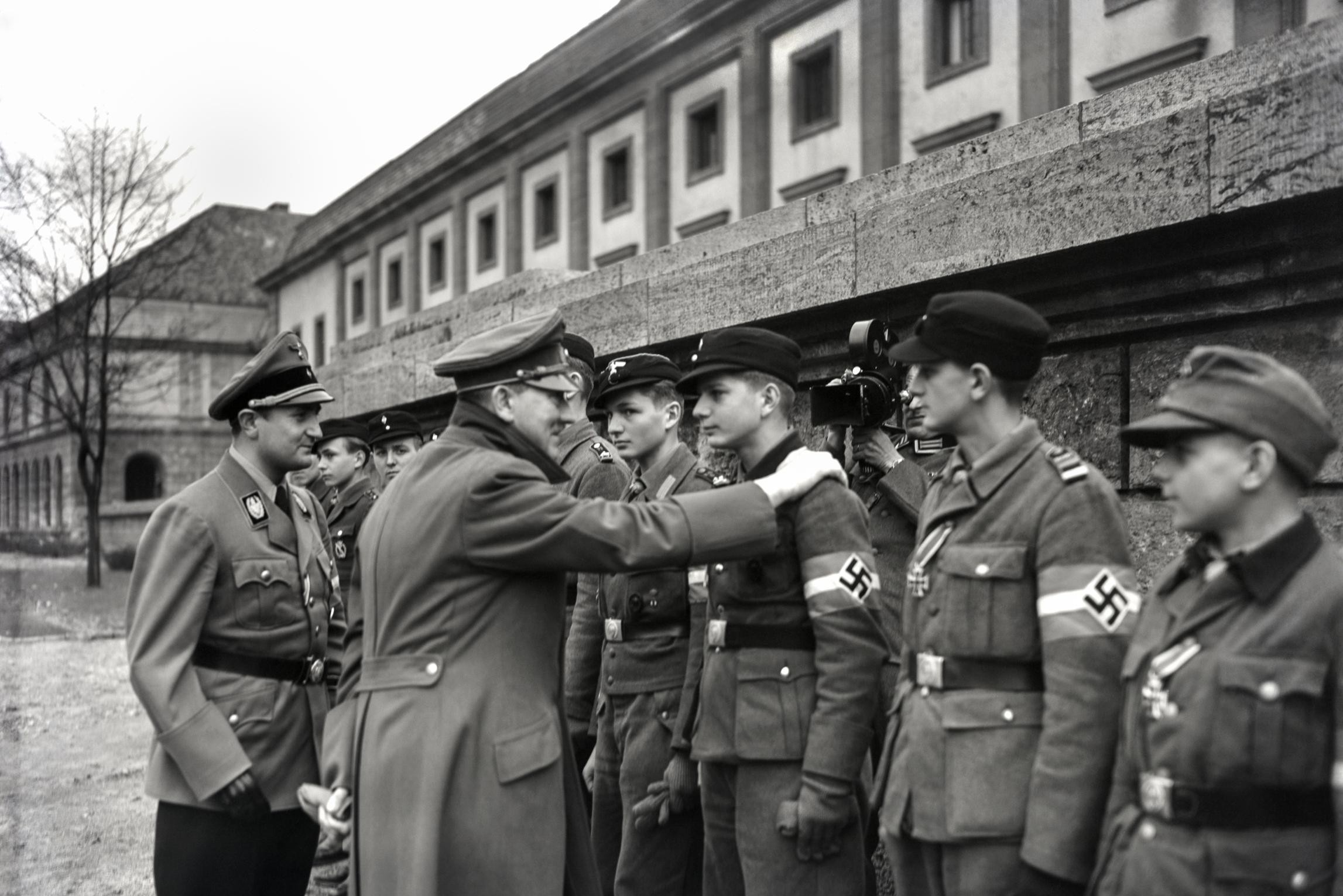 RECENSIE. ‘Adolf Hitler. De beeldbiografie’: Achter de façade van de