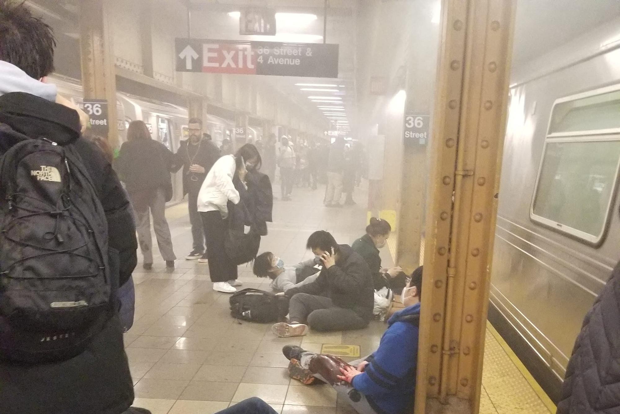 Что случилось теракт. Люди в метро. Стрельба в метро Нью-Йорка.