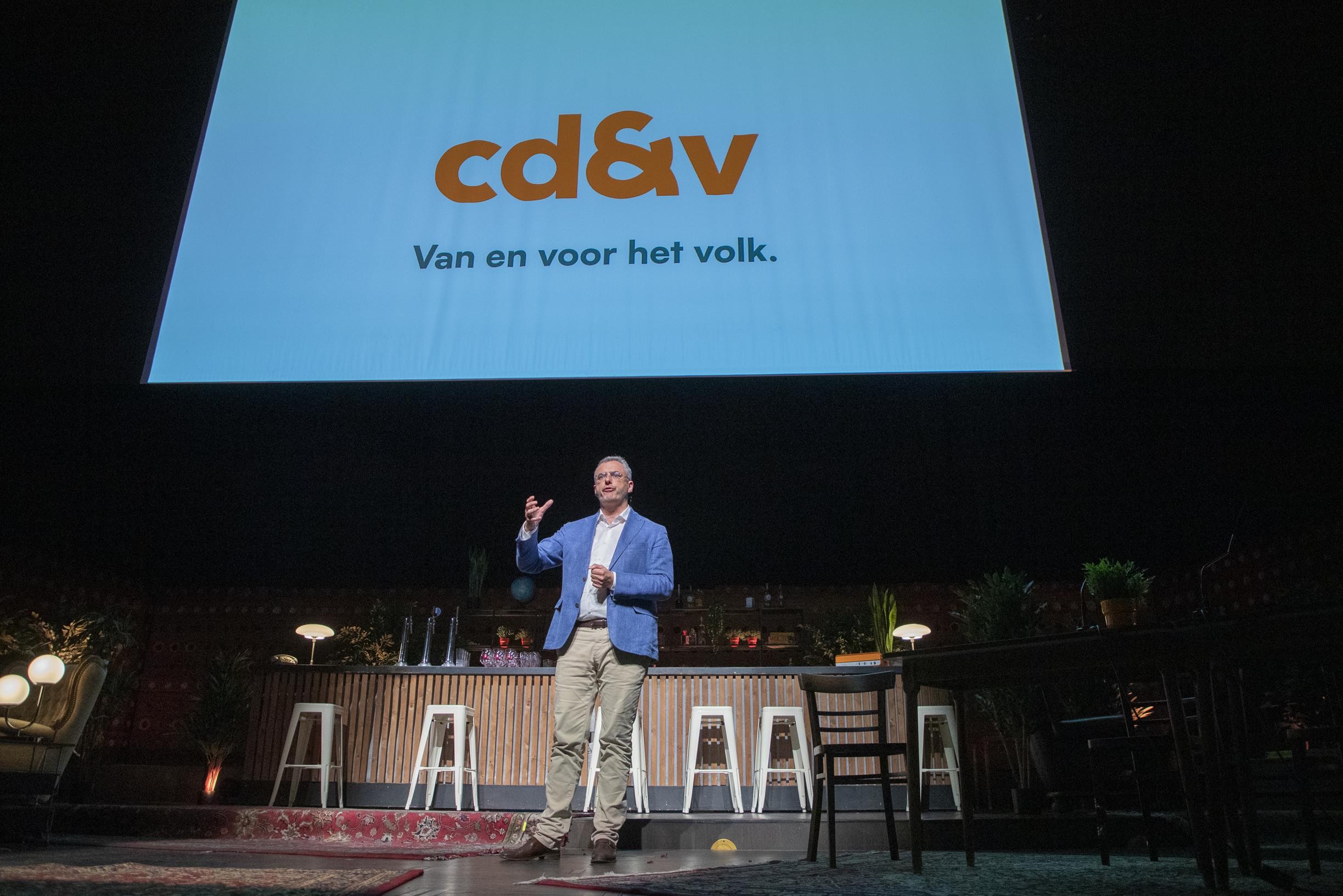 CD&V presenteert zich als “volkse centrumpartij” met nieuwe slagzin en nieuw logo