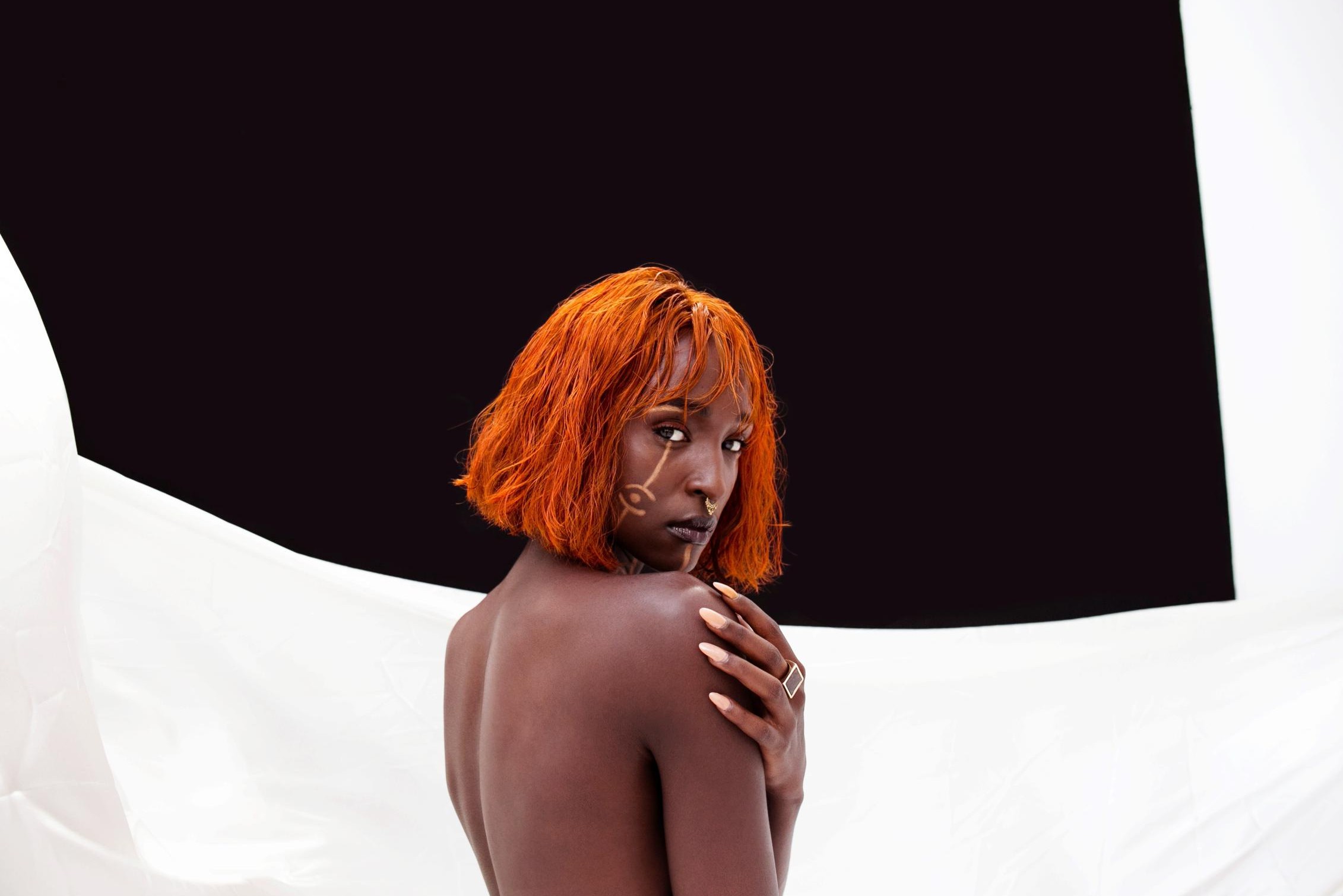 Op haar 19de dakloos, nu op stap met de groten: Lous and the Yakuza