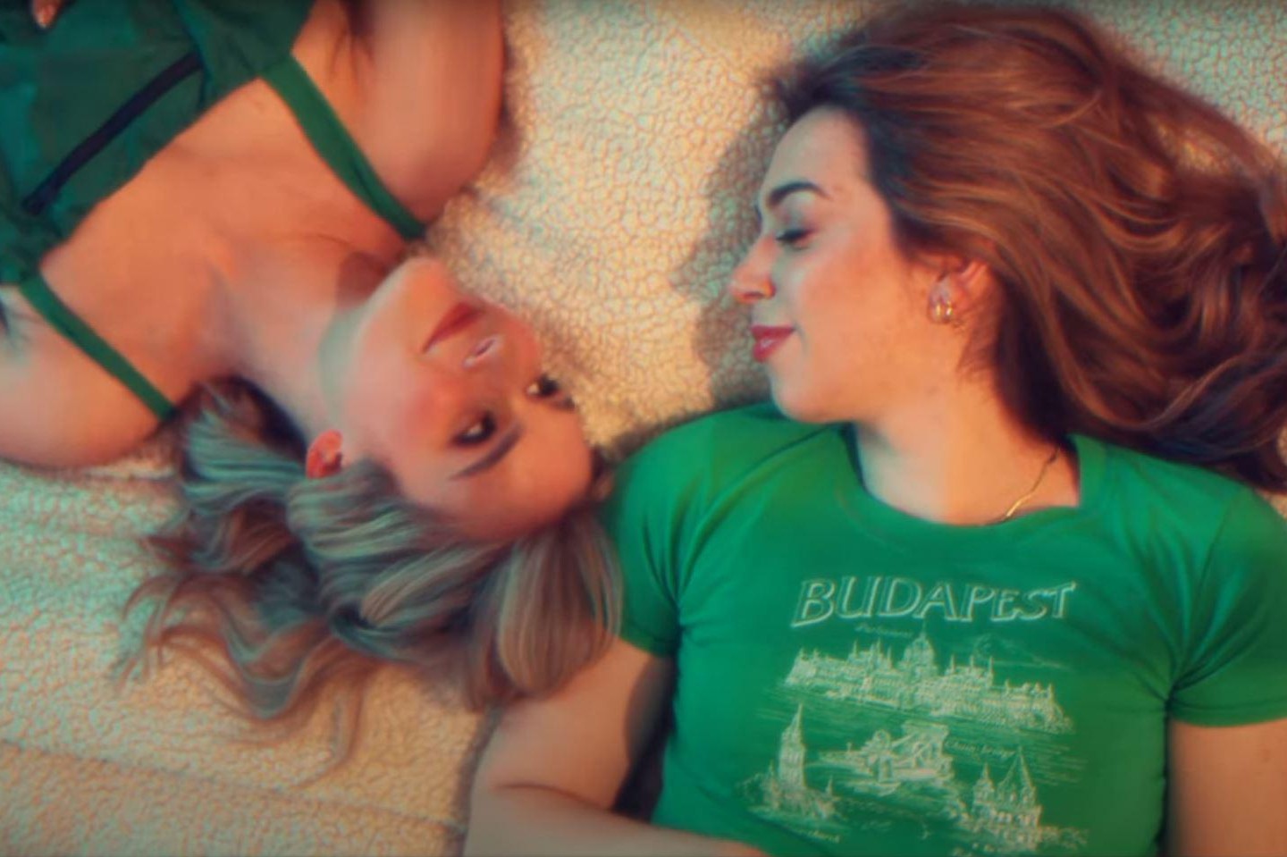 Pommelien Thijs kisses Flo Windey in new video clip: “Feel free to call me bi, but I don’t put a label on it myself”