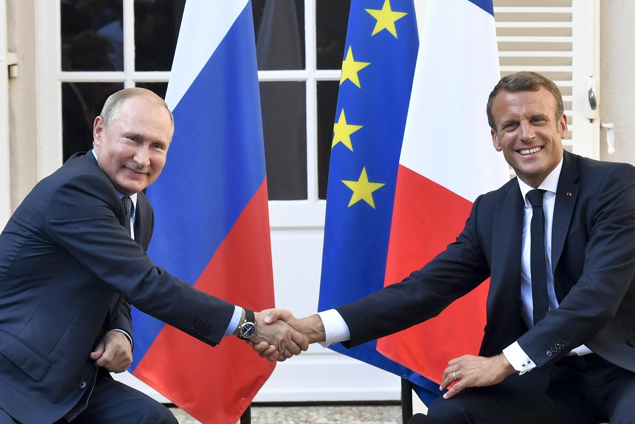Vladimir Putin chiama Emmanuel Macron: “L’Occidente può aiutare a fermare i crimini di guerra commessi dalle forze ucraine”