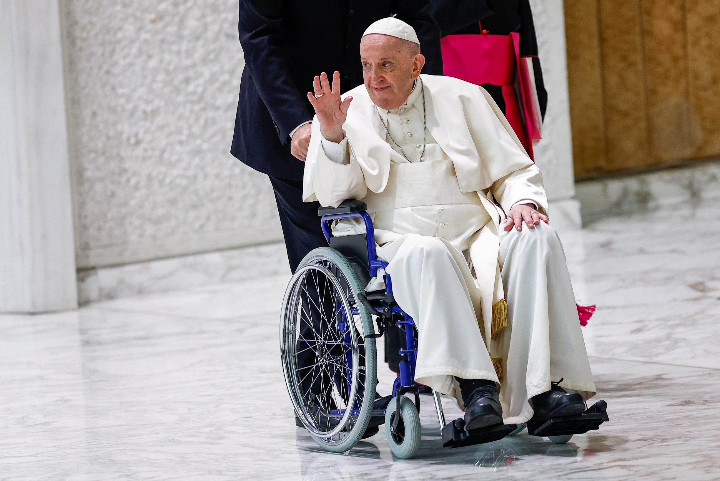 Pope for the first time in public in wheelchair