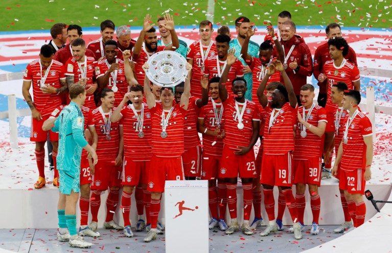 Bayern München speelt in eigen huis slechts gelijk tegen staartploeg Stuttgart, maar kan zich troosten met titelfeestje