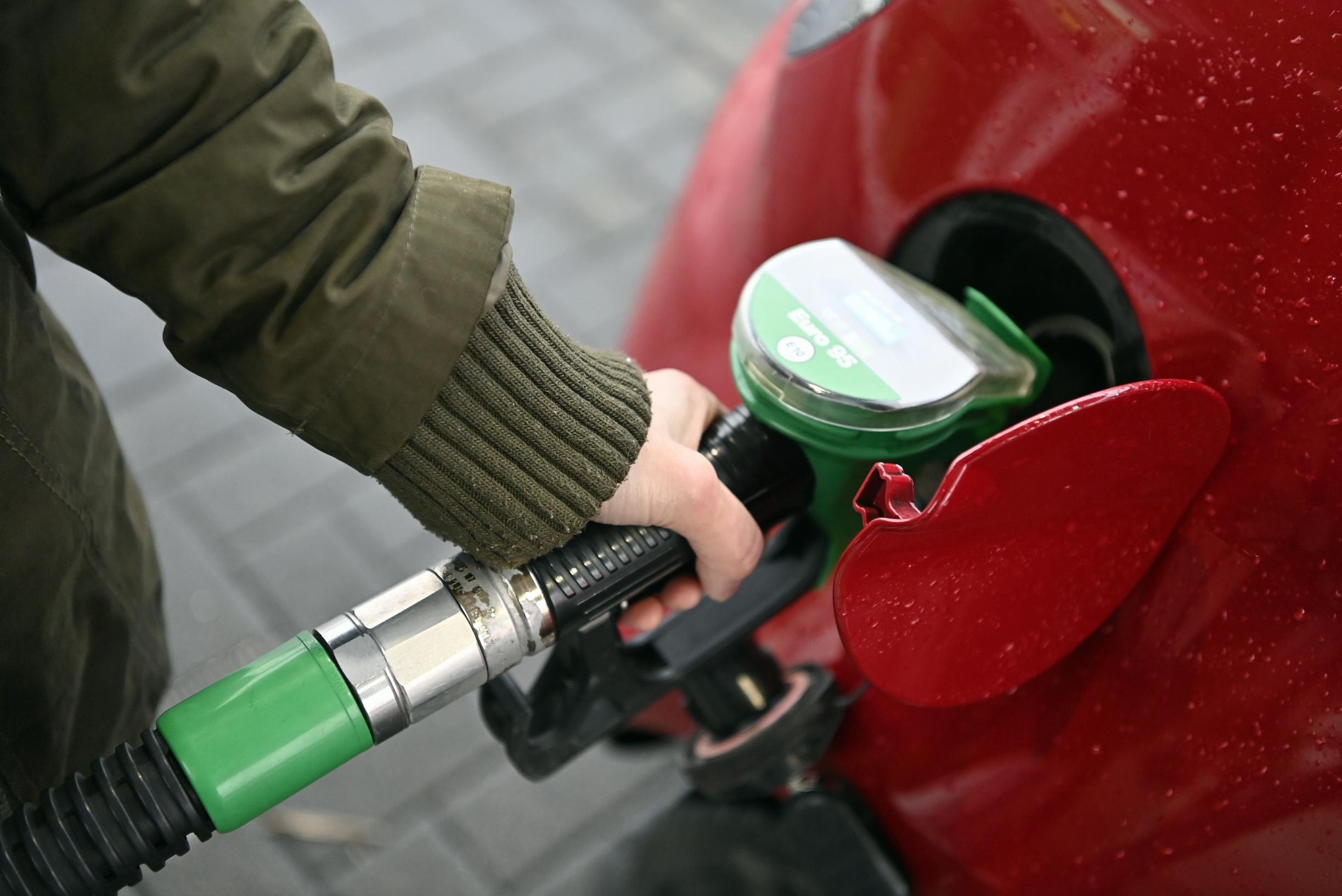 Diesel considerably cheaper from tomorrow, record price for petrol today