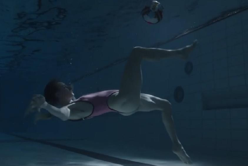 С «Underwater Bike Kick» (и «Dare to Jump»): Тесса Вулларт снимается в видео о купальниках GRLPWR.