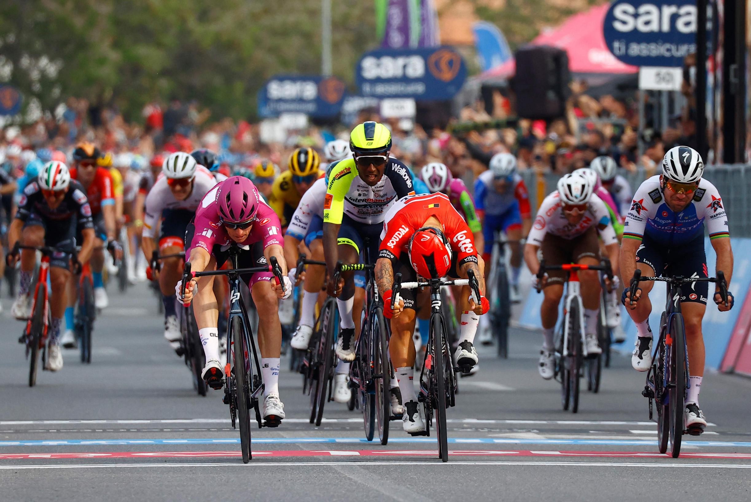 UITSLAG GIRO RIT 6. Een prachtige climax na een doodsaaie dag Arnaud