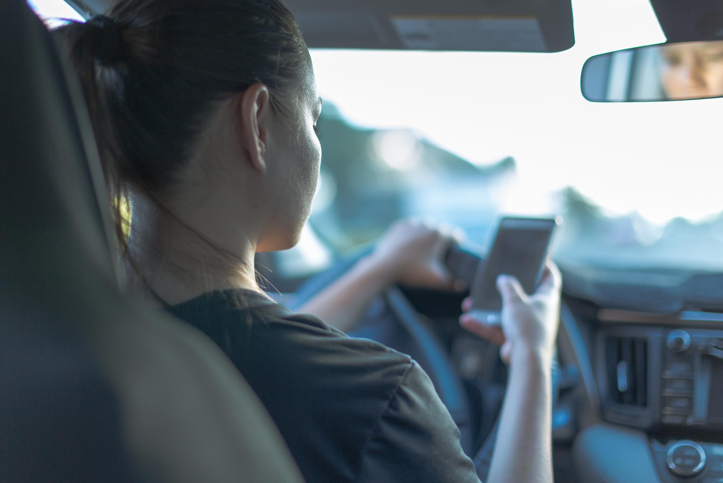 ophouden rem keuken Strengere regels en grote actie tegen gsm'en achter het stuur: wat mag je  nog wel doen met je gsm in de auto? | Het Nieuwsblad Mobile