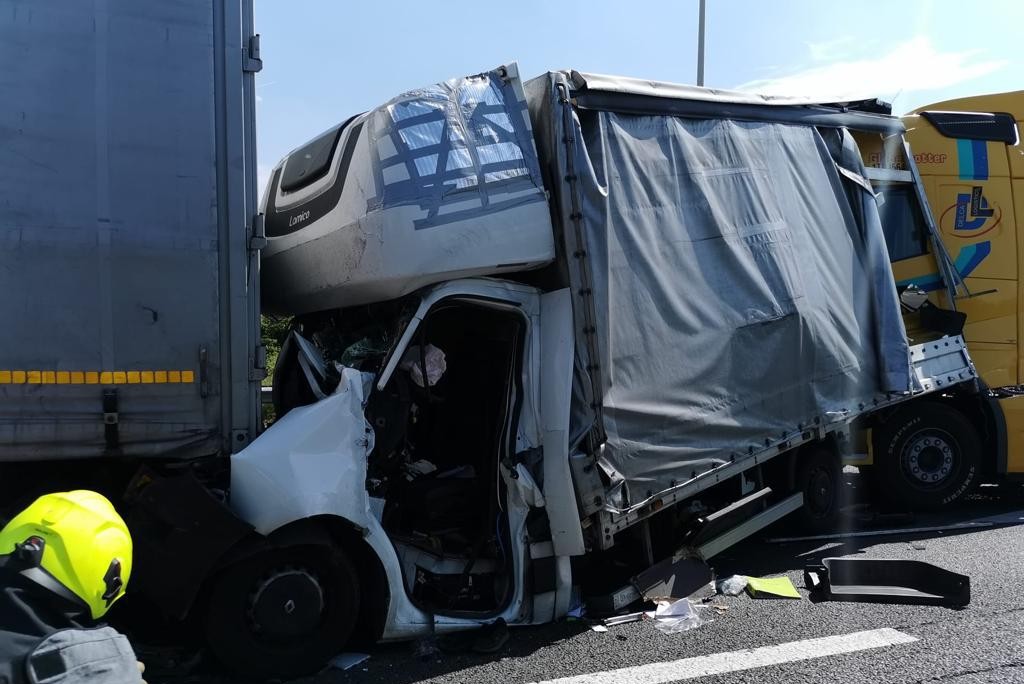 Van crushed between two trucks on E17, driver killed instantly (Beveren-Waas)