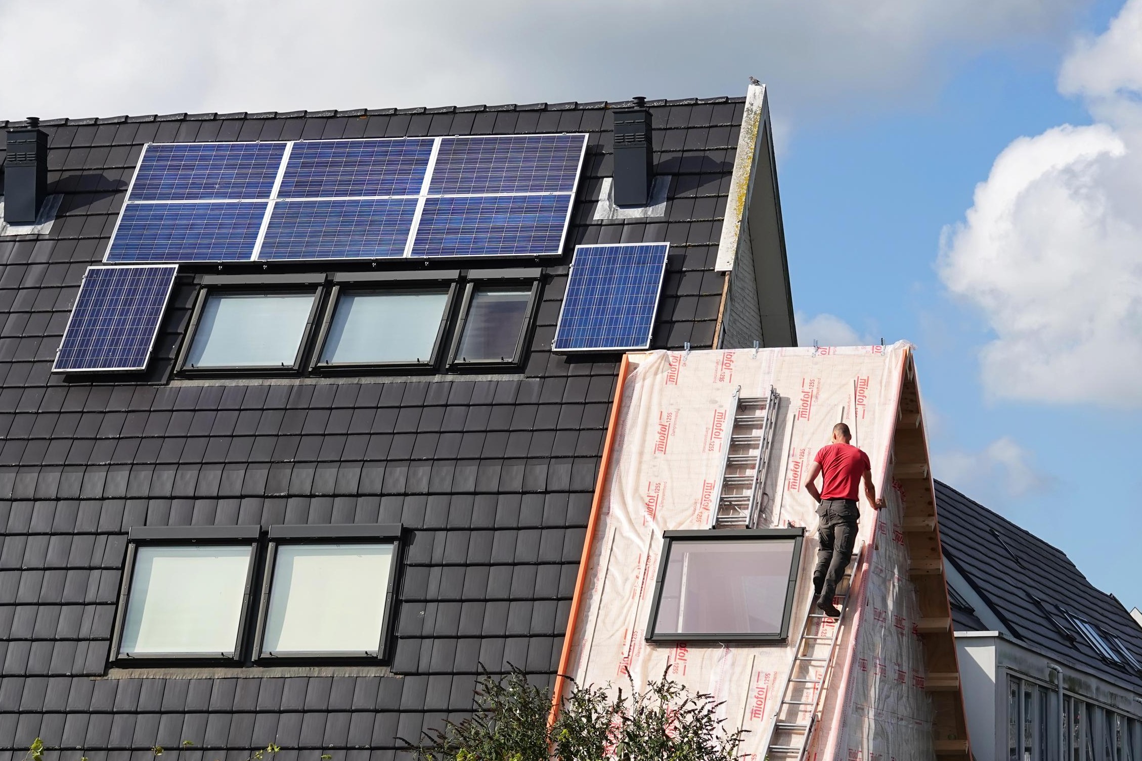 Europe wants to make solar panels mandatory on all new construction, but experts are questioning this