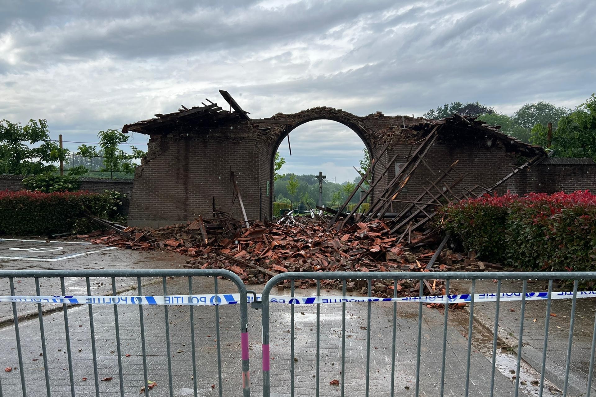 Graveyard wall collapses due to storm wind, woman buried under rubble (Erpe-Mere)