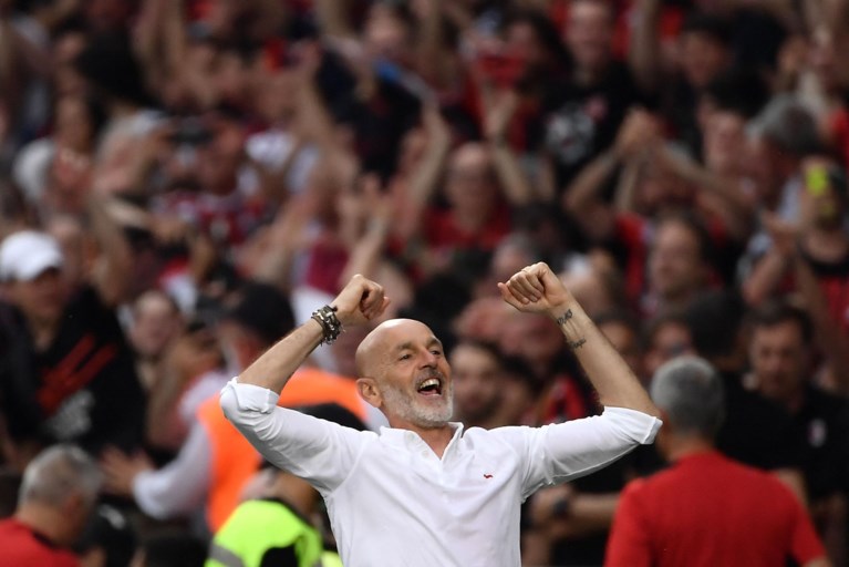 Het rode gedeelte van Milaan viert! AC Milan is voor het eerst sinds 2011 opnieuw landskampioen in Italië na duidelijke zege tegen Sassuolo