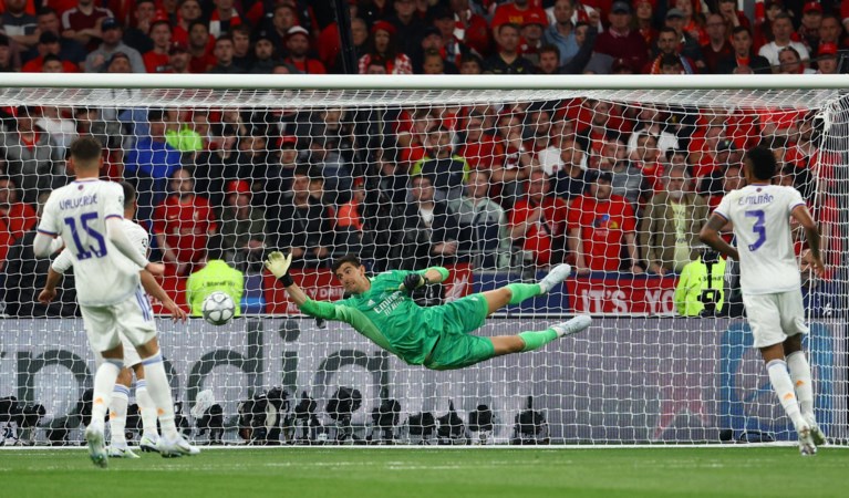 Fenomenale Thibaut Courtois loodst Real Madrid naar Champions League-trofee na kraker tegen Liverpool