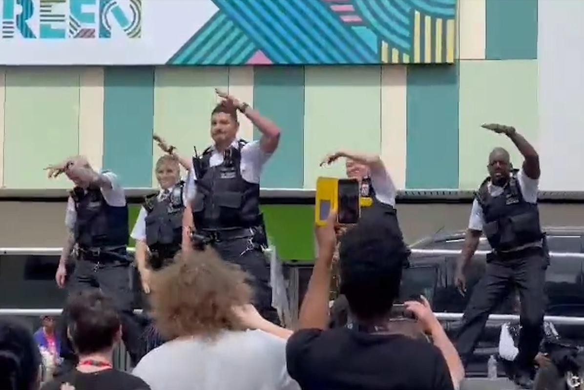 Gli agenti di polizia che ballano ricevono pesanti critiche dopo essersi esibiti per i giovani: ‘una totale disgrazia’