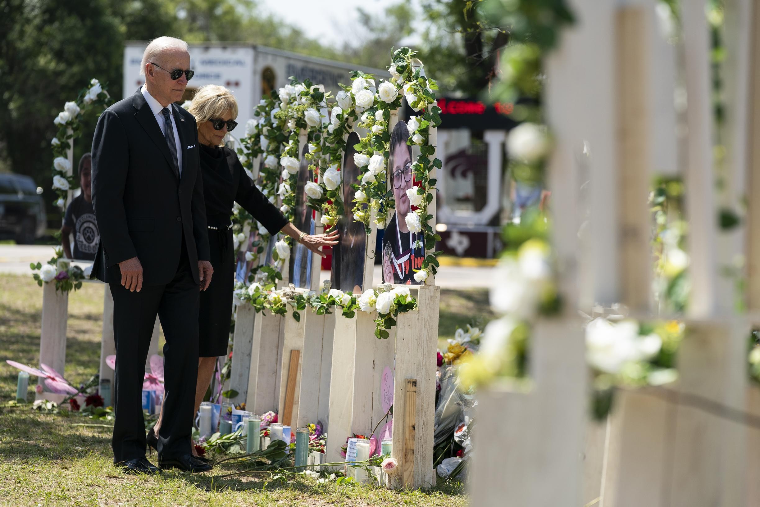 Biden conforta i genitori dei bambini uccisi a Ovaldi, in Texas, fischiati