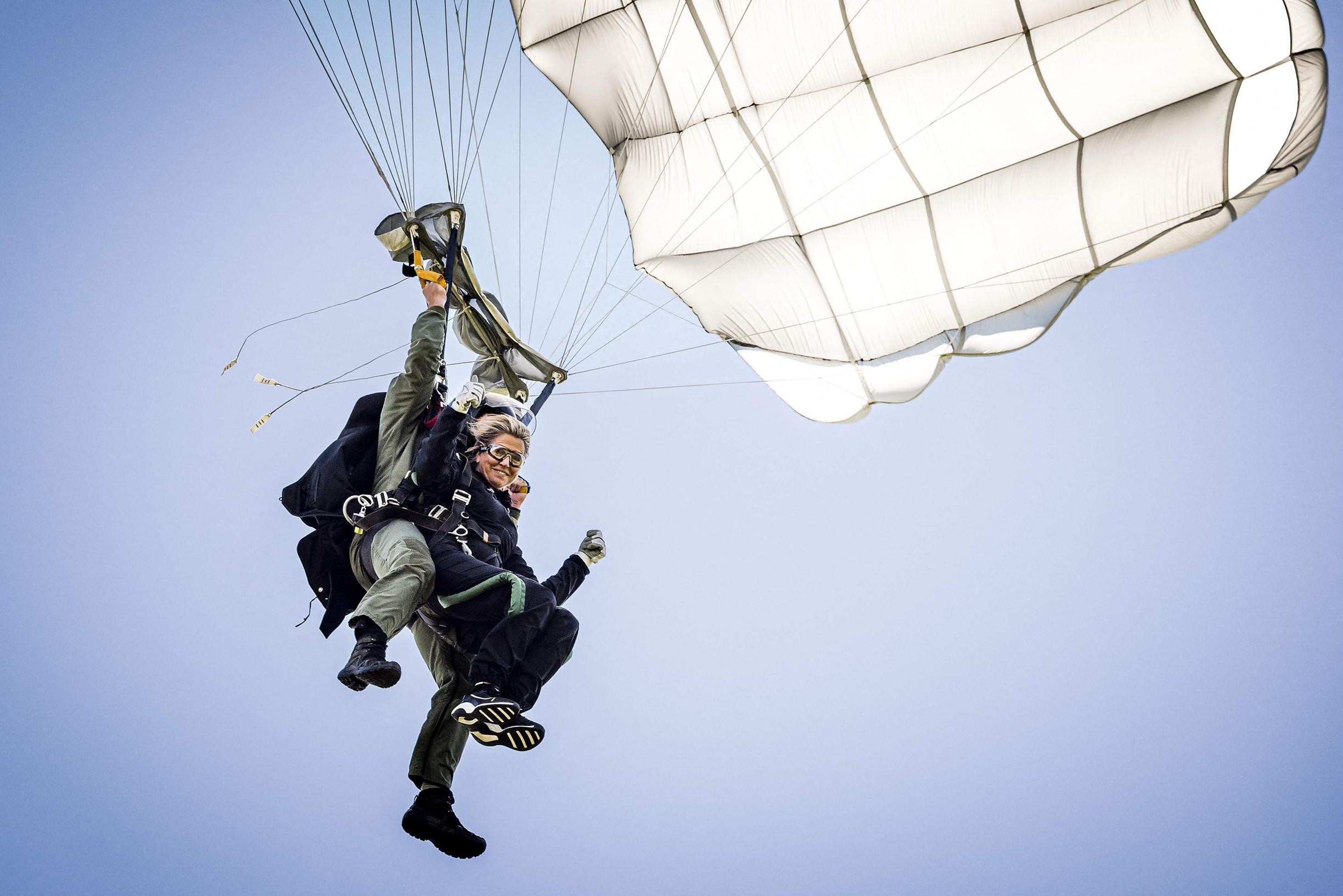 Прыжок с парашютом голландской королевы Максимы: «Захватывающий. Очень»