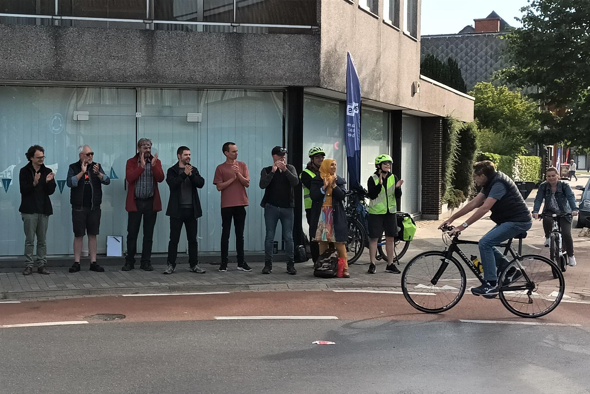 Applaus Voor Fietsers Aan Rotonde En Schoolpoort (Opwijk) | Het Nieuwsblad