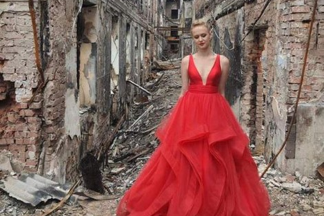 ‘Это было совсем не обо мне’: украинская студентка в красном платье свидетельствует вокруг броского фото