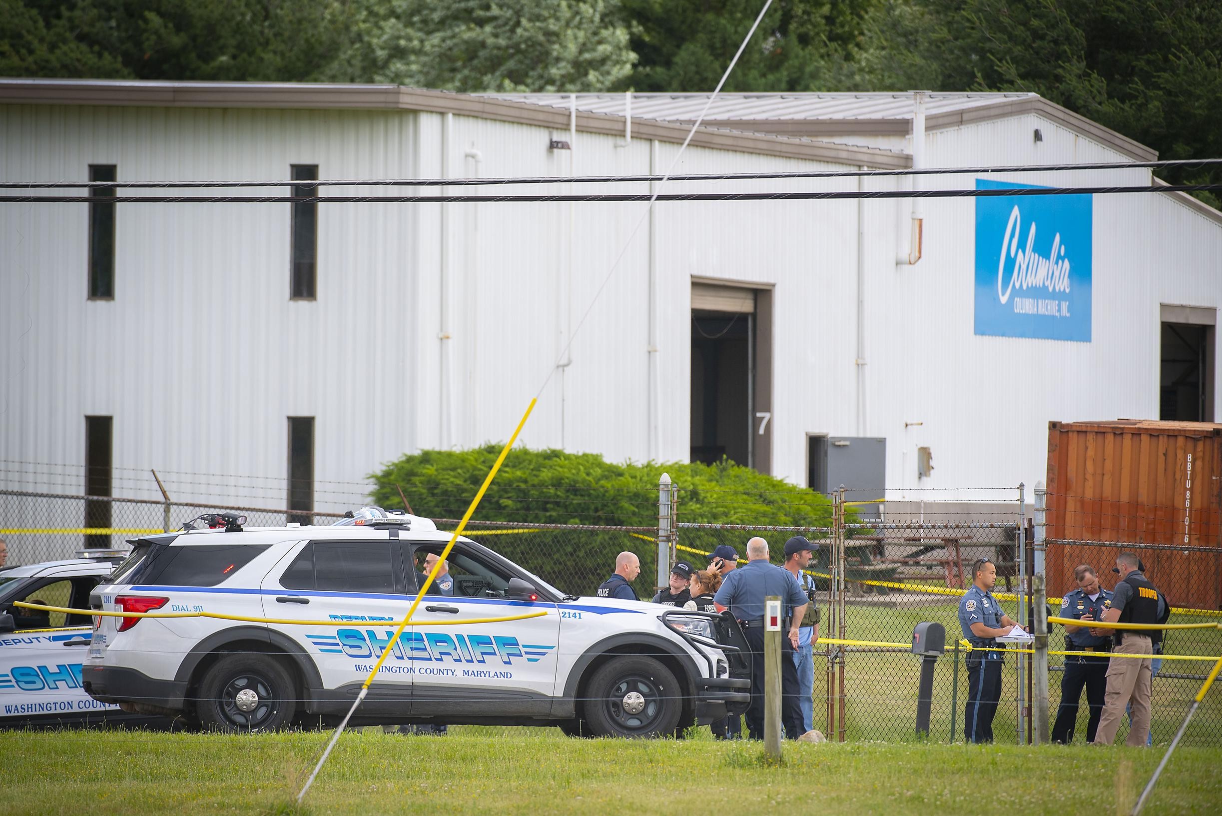 По меньшей мере три человека погибли в результате стрельбы на фабрике в Мэриленде.