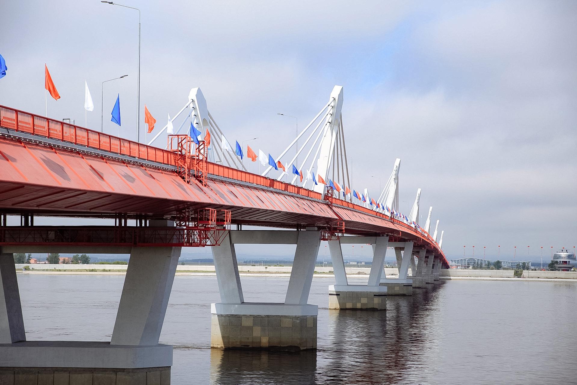 Россия использует автомобильный мост в Китай через Амур