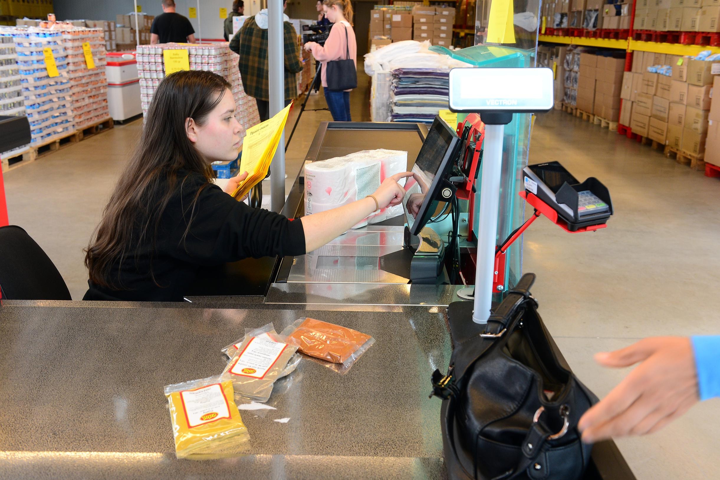 “Mere is extremely spartan”: how the new supermarket in our country manages to set prices so low (Opwijk)