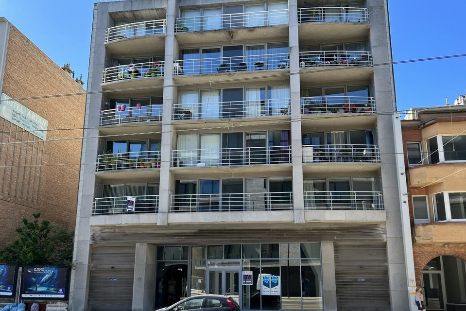 Man died after falling from balcony: man in his fifties tried to get in after locking himself out (Koksijde)