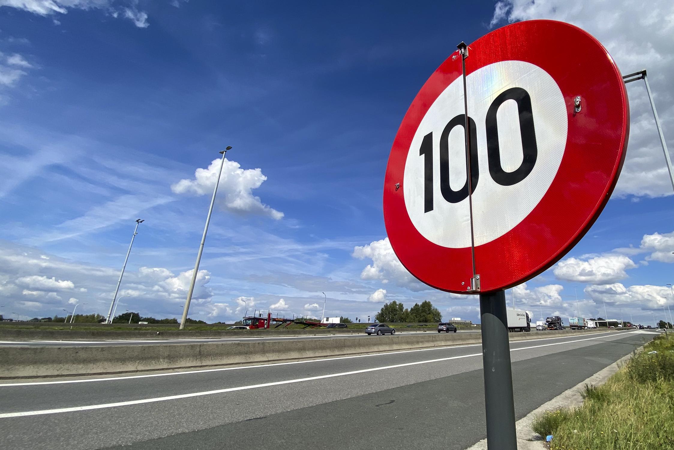 Zoveel geld bespaar je als je 110 of 100 per uur rijdt op de snelweg