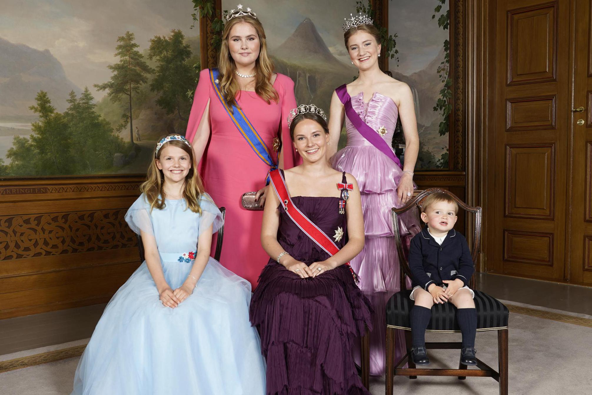 Prinses Elisabeth poseert voor bijzondere foto van nieuwe generatie royals