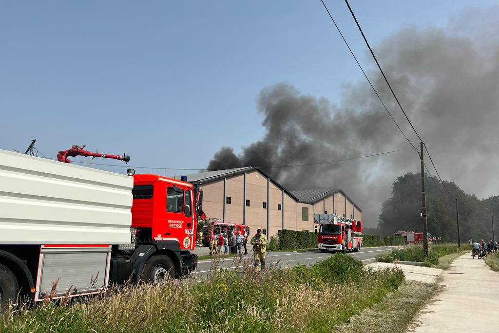 Hevige bedrijfsbrand in Poederlee, eigenaar met brandwonden naar het ziekenhuis
