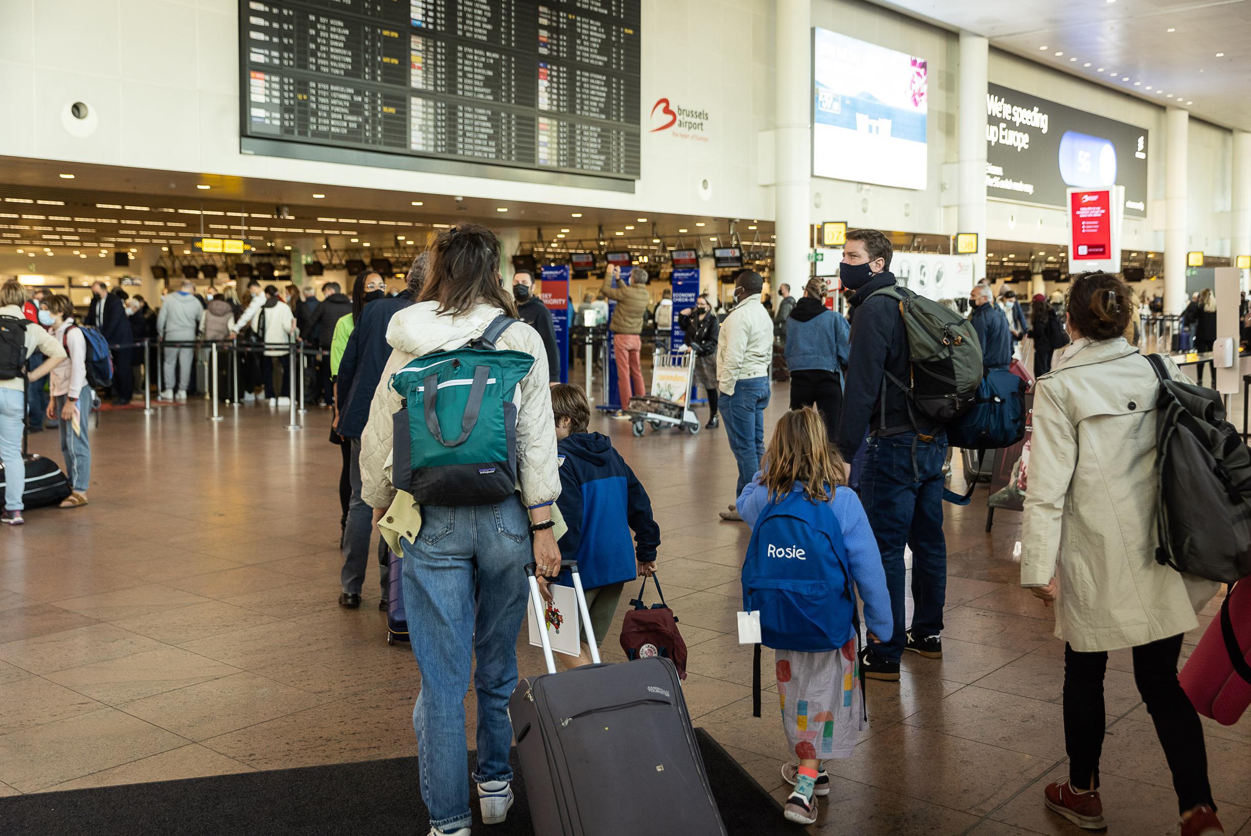 Zeker twee op de drie vluchten maandag geschrapt, Brussels Airport waarschuwt voor urenlange wachtrijen: “Tot 8 uur”