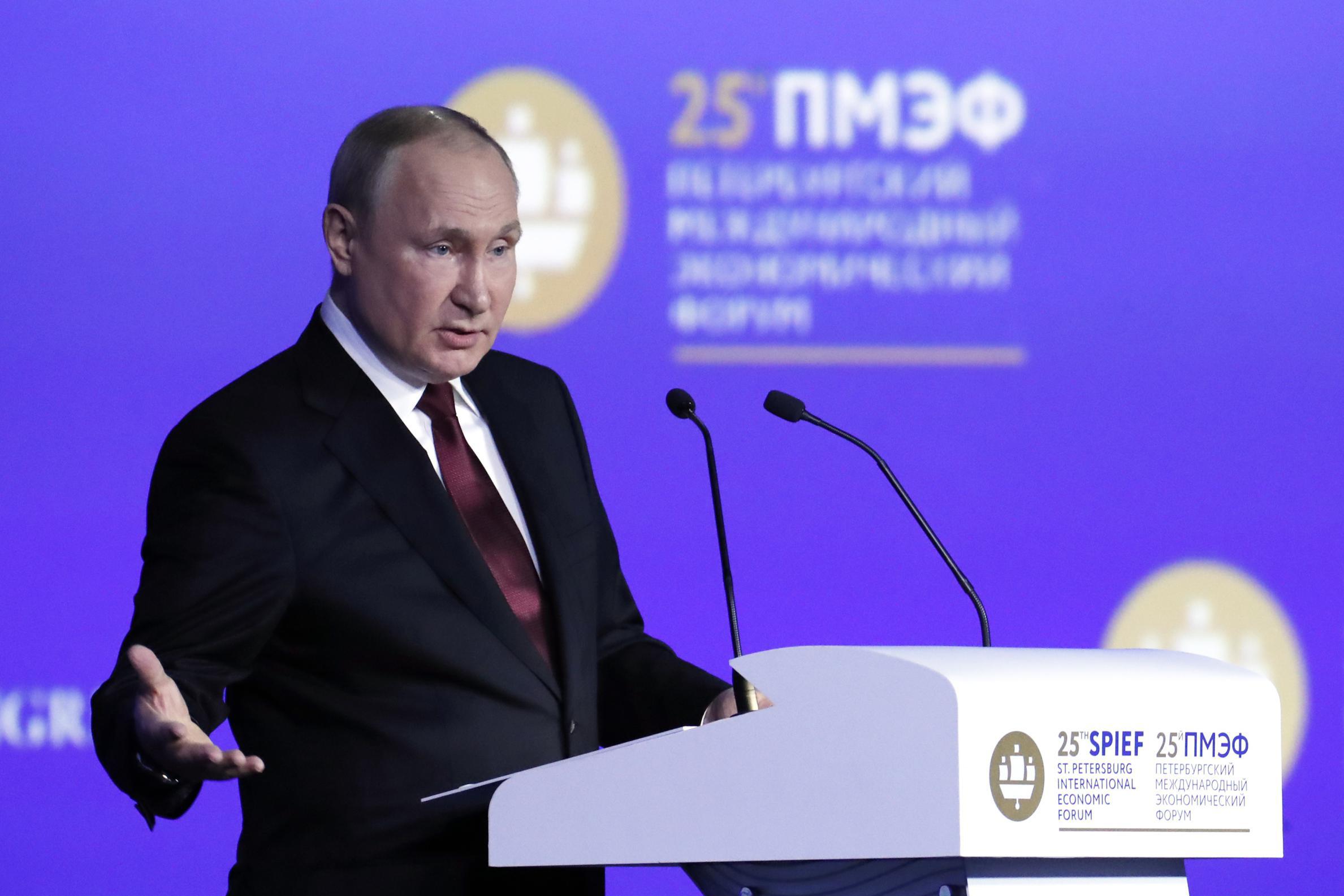 Poetin predikt een nieuwe wereldorde: “De VS leeft in het verleden, alleen en vervuld van waanideeën”