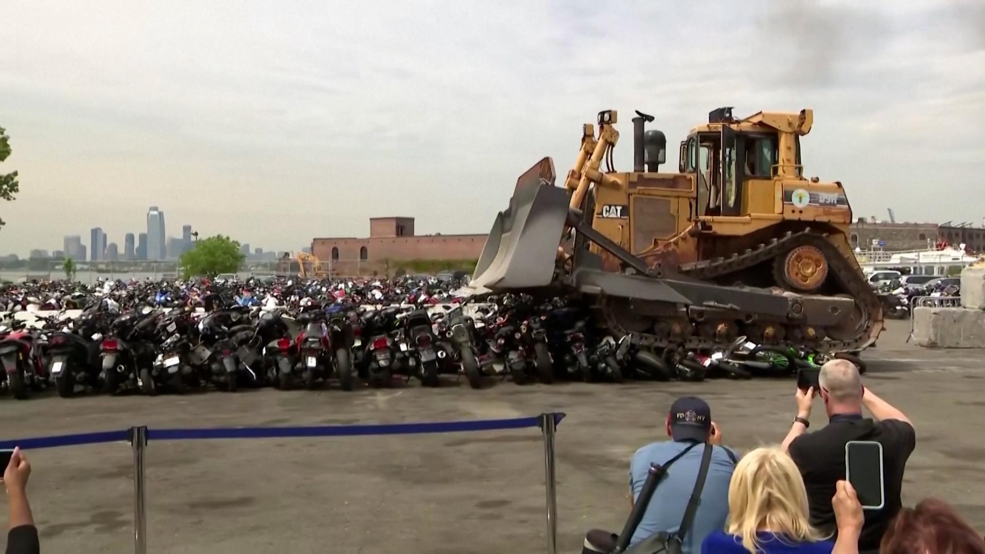 New York deploys brutal means against illegal motorcycles: bulldozer destroys 100 copies during press moment