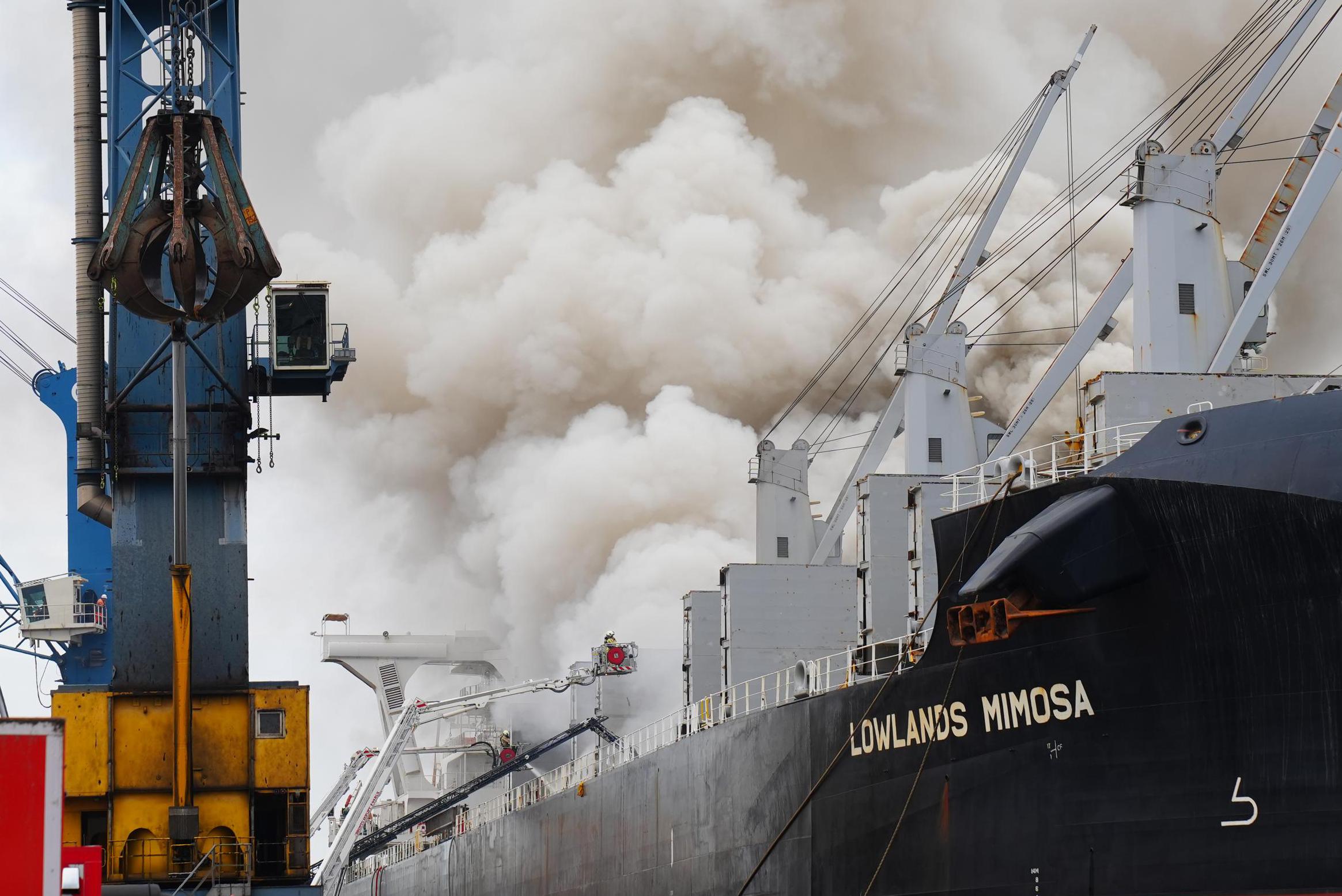 Enorme Rookwolk Door Brand Op Schip In Gentse Haven, BE-Alert ...