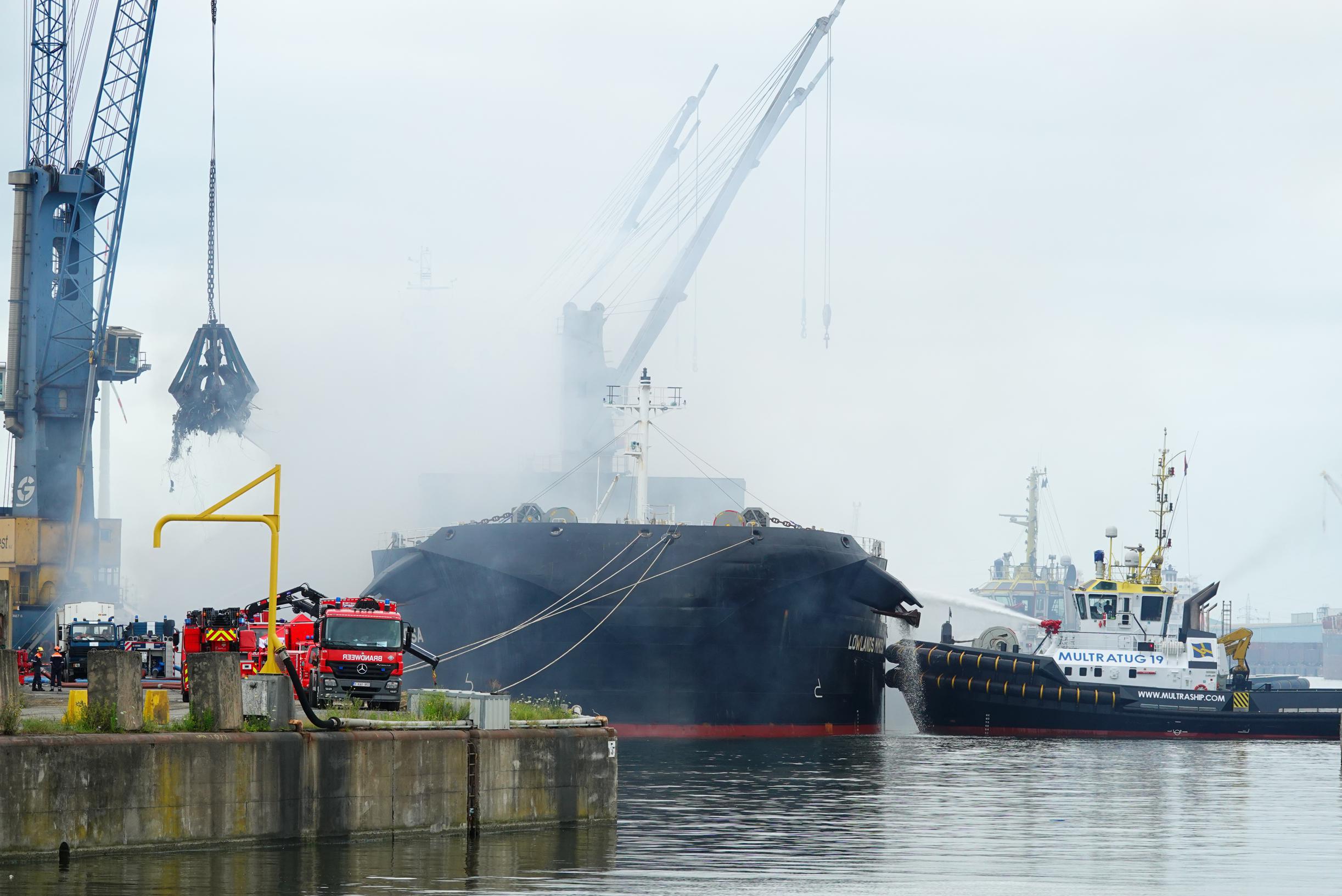 Ook Op Zaterdag Veel Rook In Gentse Haven Na Brand Op Schip: Blussen ...