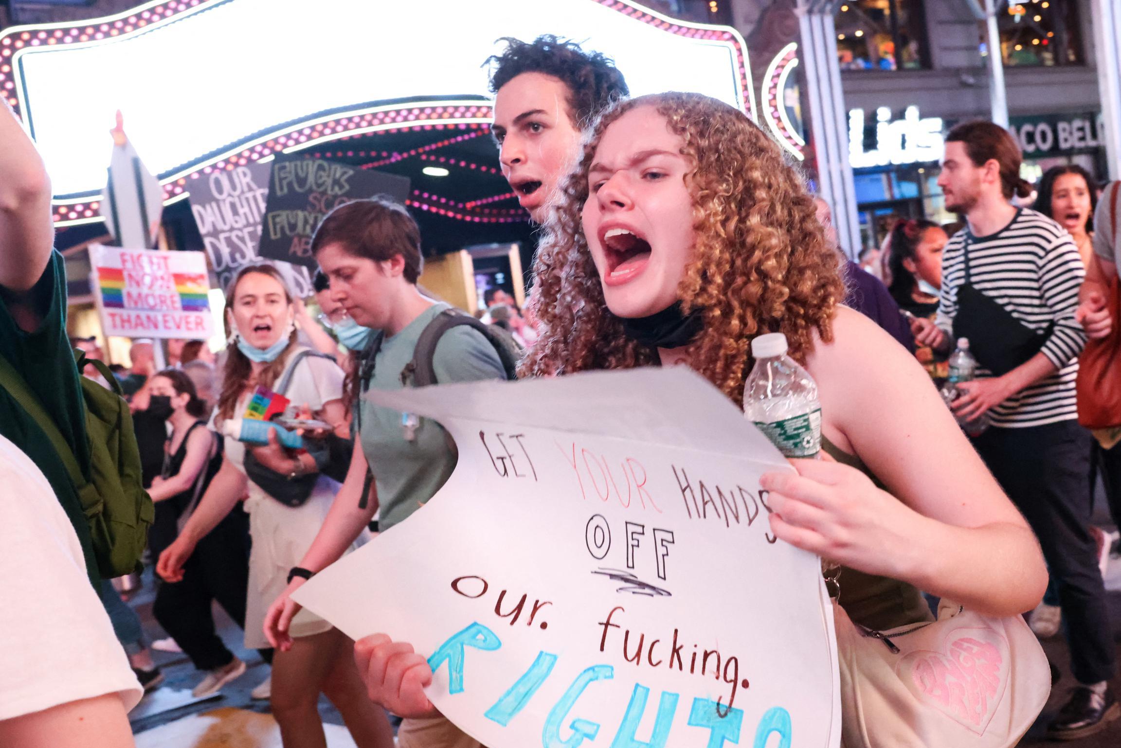 Протесты в Нью-Йорке против решения Верховного суда об аборте по делу «Роу против Уэйда»: «У моего насильника больше прав, чем у меня»