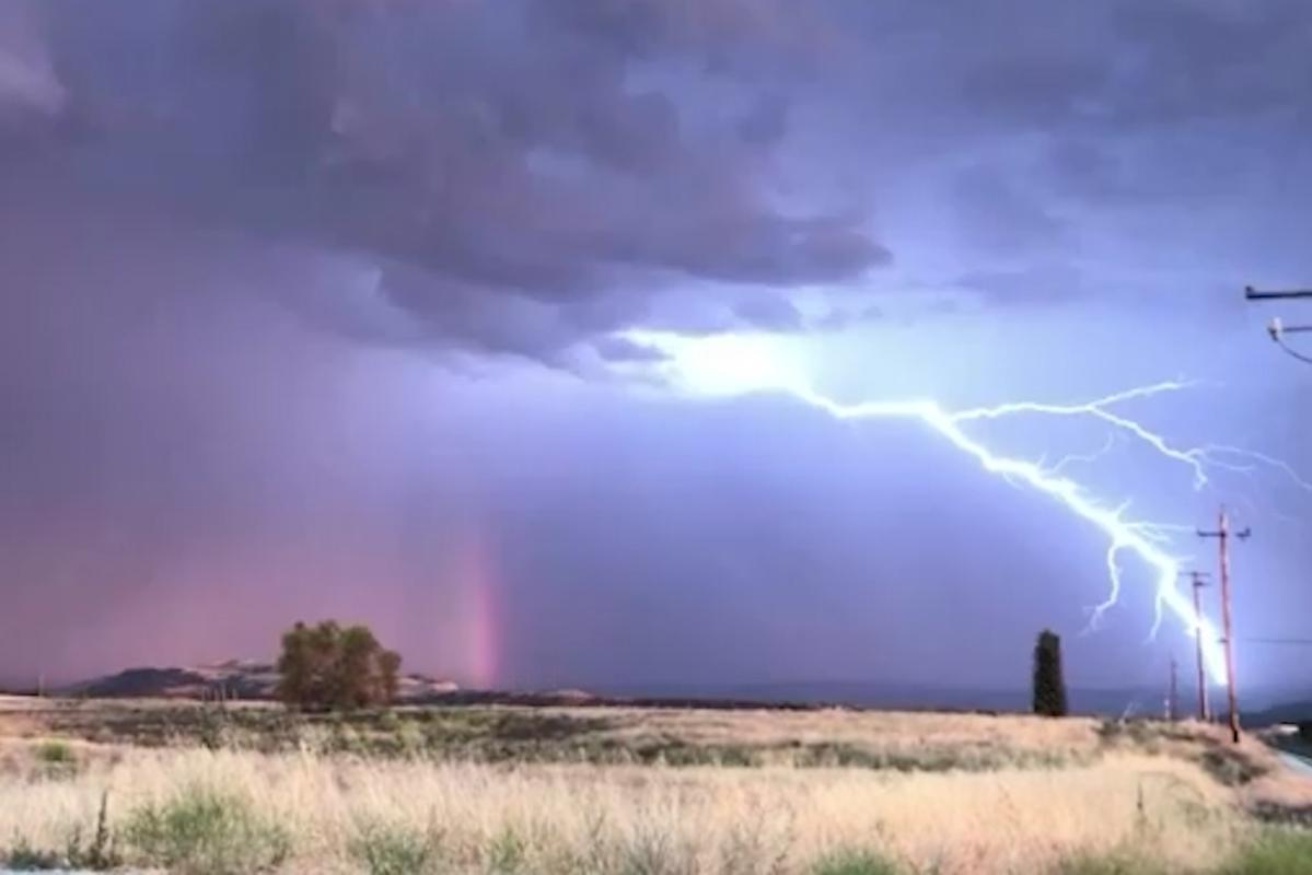 “Epic Show”: Storm Chaser Can Capture Both Rainbow And Lightning Flash On Camera At The Same Time