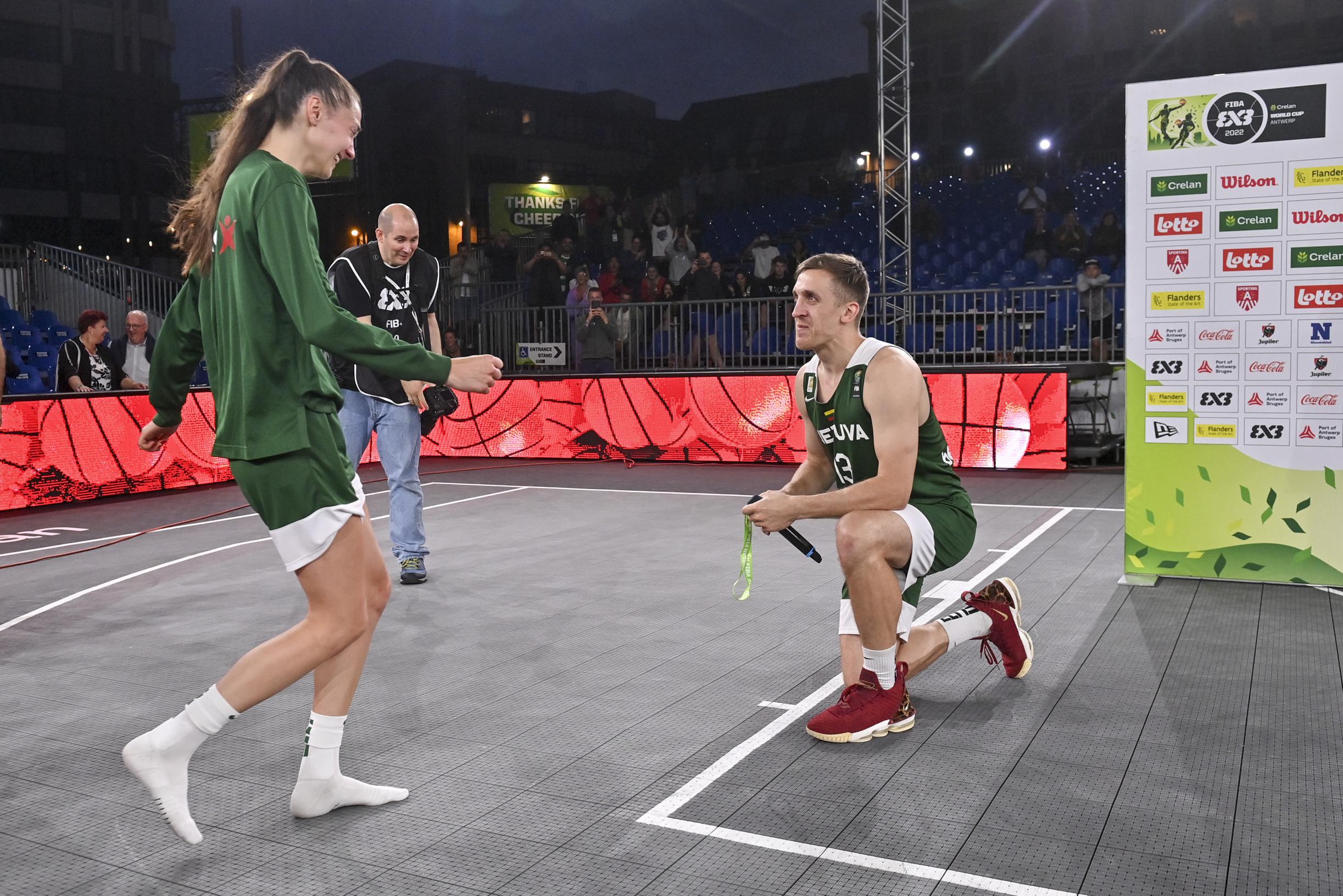 Romantiek op WK 3x3 met huwelijksaanzoek binnen Litouwse ploeg: “Sorry dat ik geen ring heb, ik geef je deze medaille”