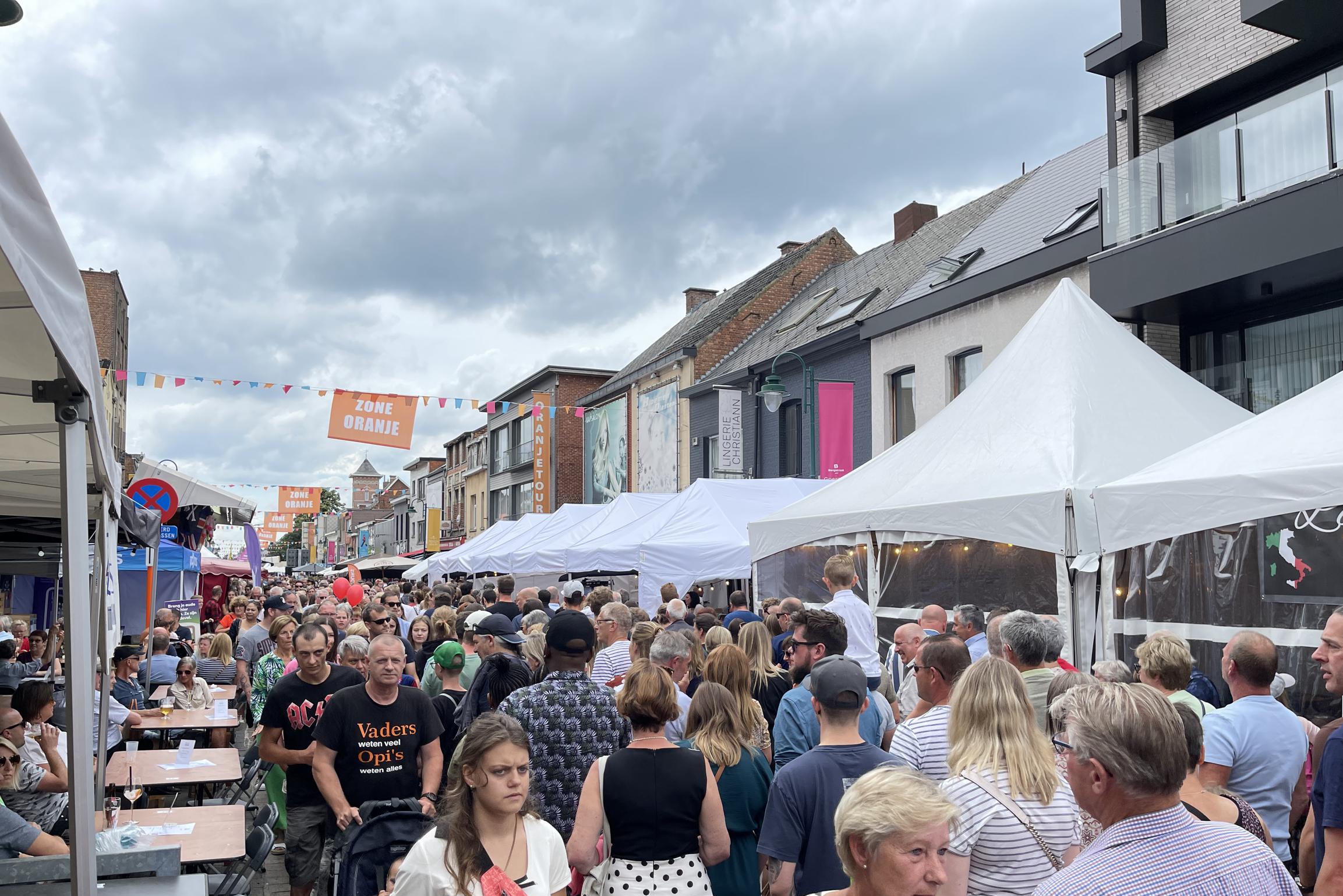 Over de koppen lopen op de braderij: “De Heistenaar is massaal buiten