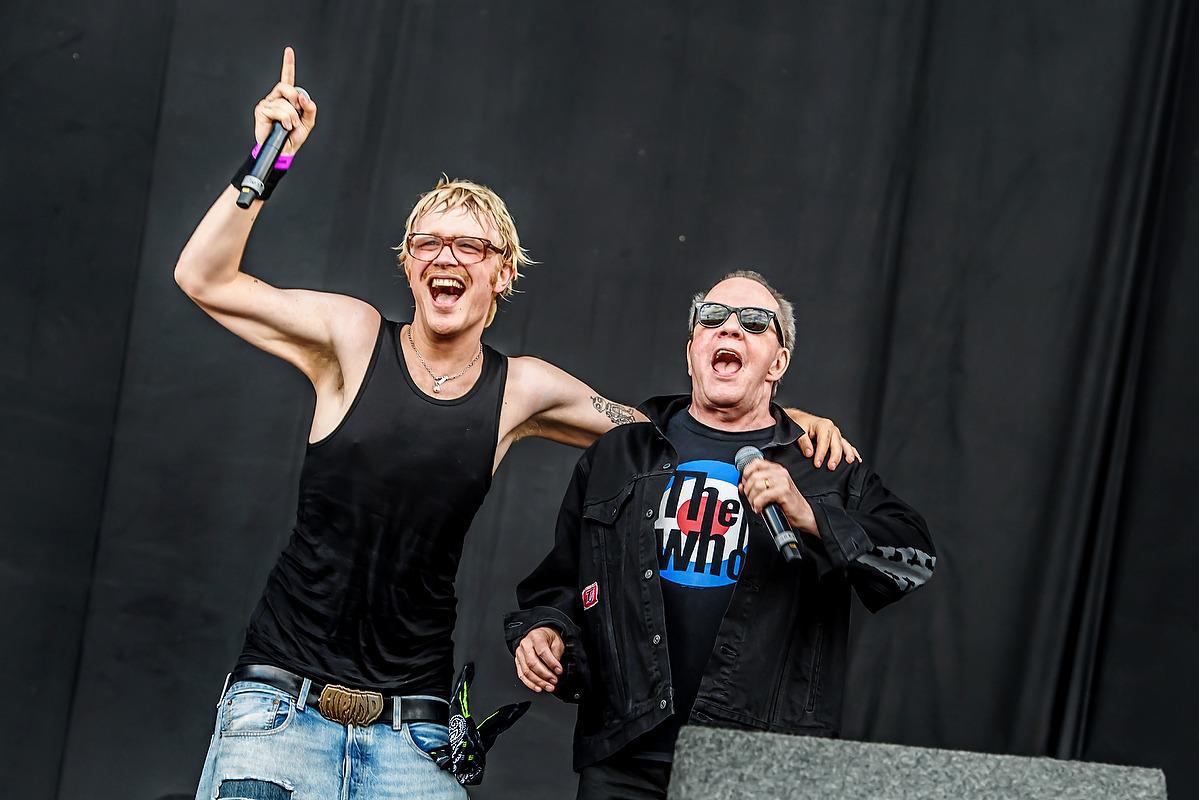 Fraternization at Rock Werchter: YouTuber Acid jumps on stage during Joost’s performance, followed a little later by Walter Grootaers