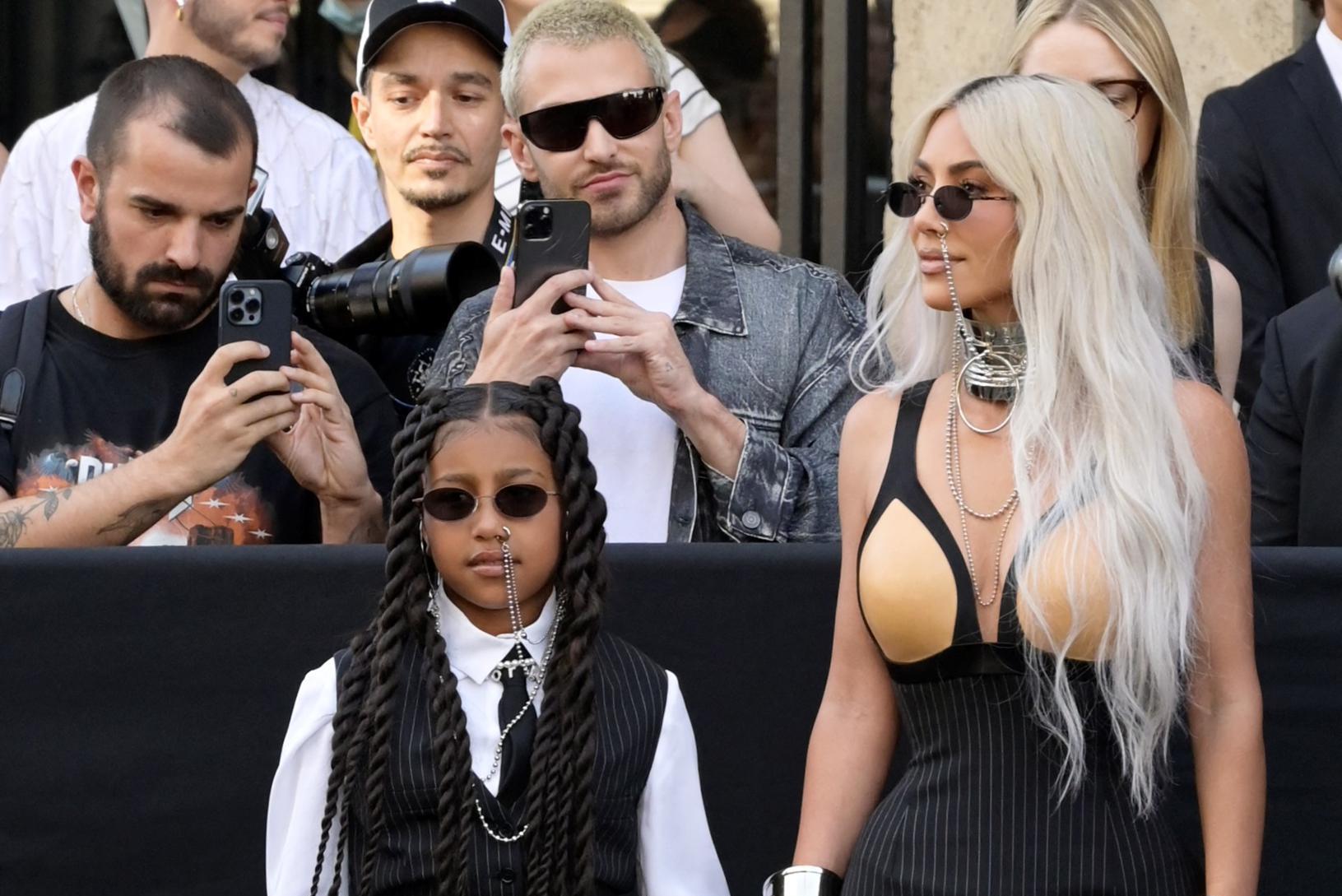 La figlia Northwest di Kim Kardashian chiede ai paparazzi: “Perché ci segui?”