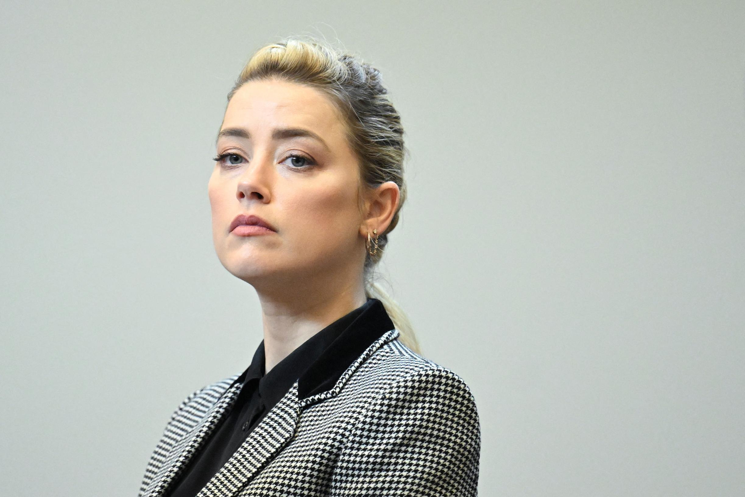Amber Heard vuole che la causa per diffamazione contro Johnny Depp venga annullata per “giurato sbagliato”