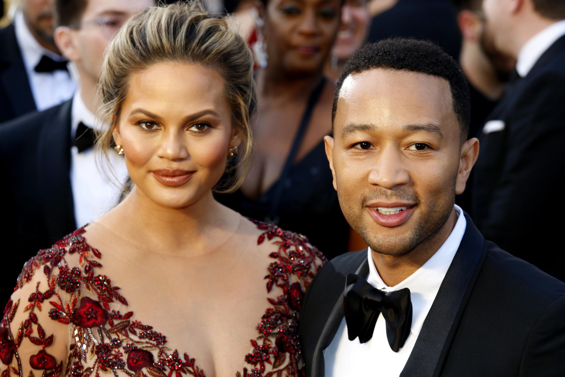 Model Chrissy Teigen (36) impressed by Dutch bratwurst