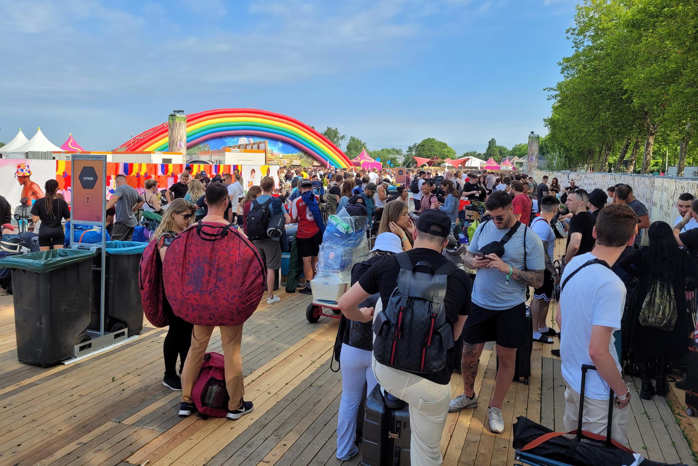La folla dei camper di Dreamville Tomorrowland è così grande che le porte devono aprire con orari di anticipo (interno)