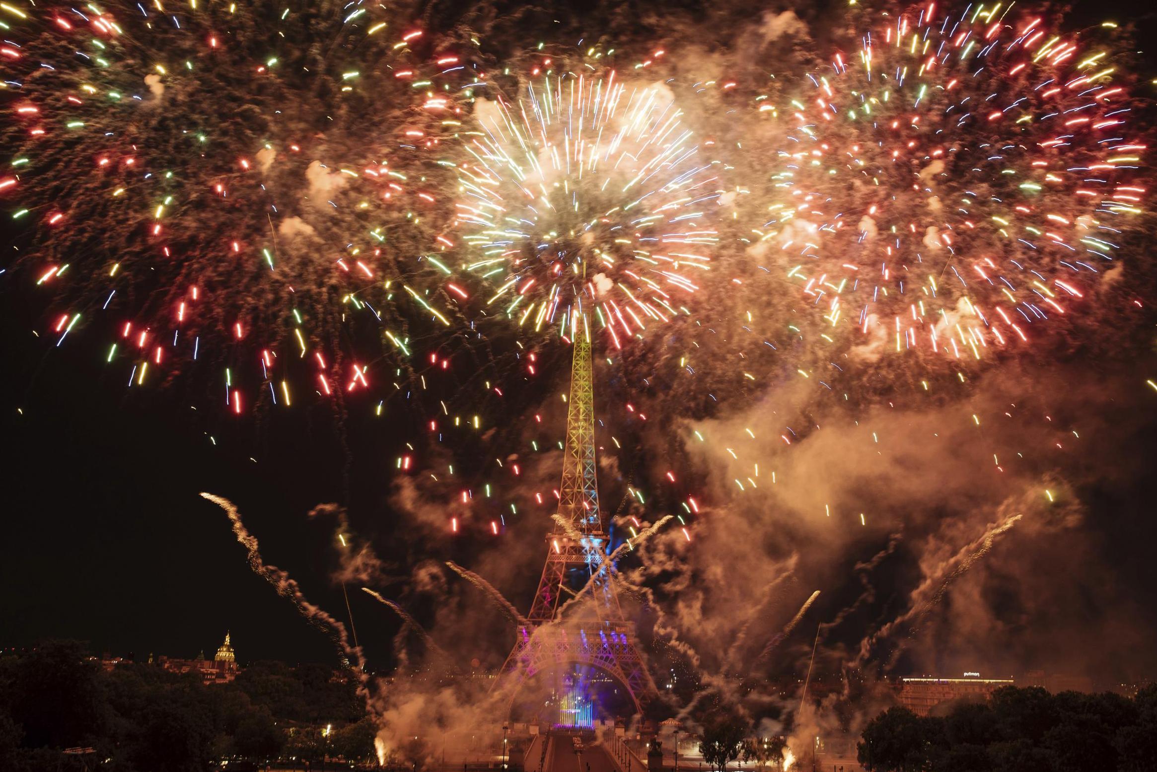 Un ragazzo (7) e sua sorella (24) sono morti tra i fuochi d’artificio in occasione della Giornata Nazionale in Francia, e sette sono rimasti feriti